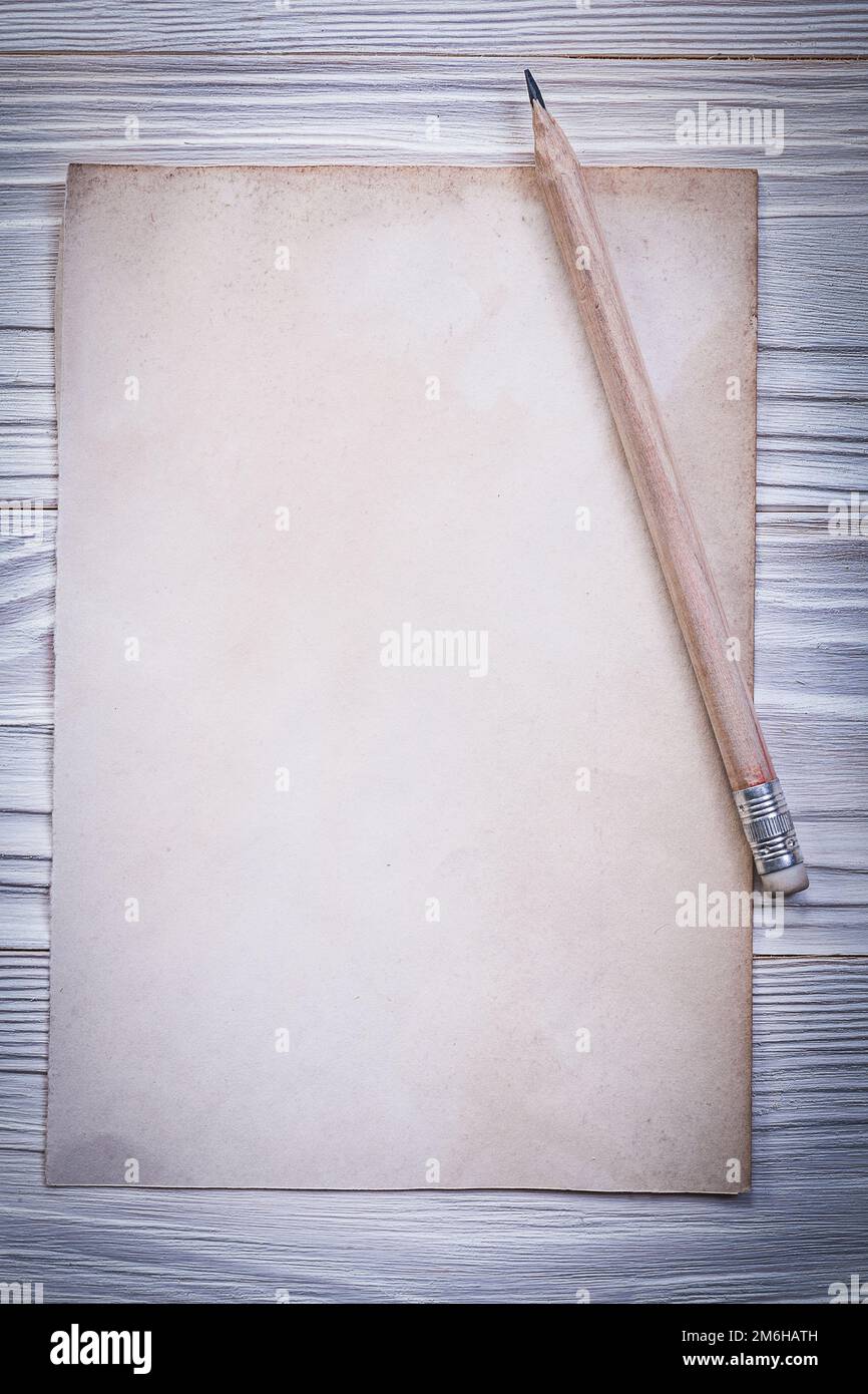 Vintage-Bleistift aus Papier auf Holzbrett. Stockfoto
