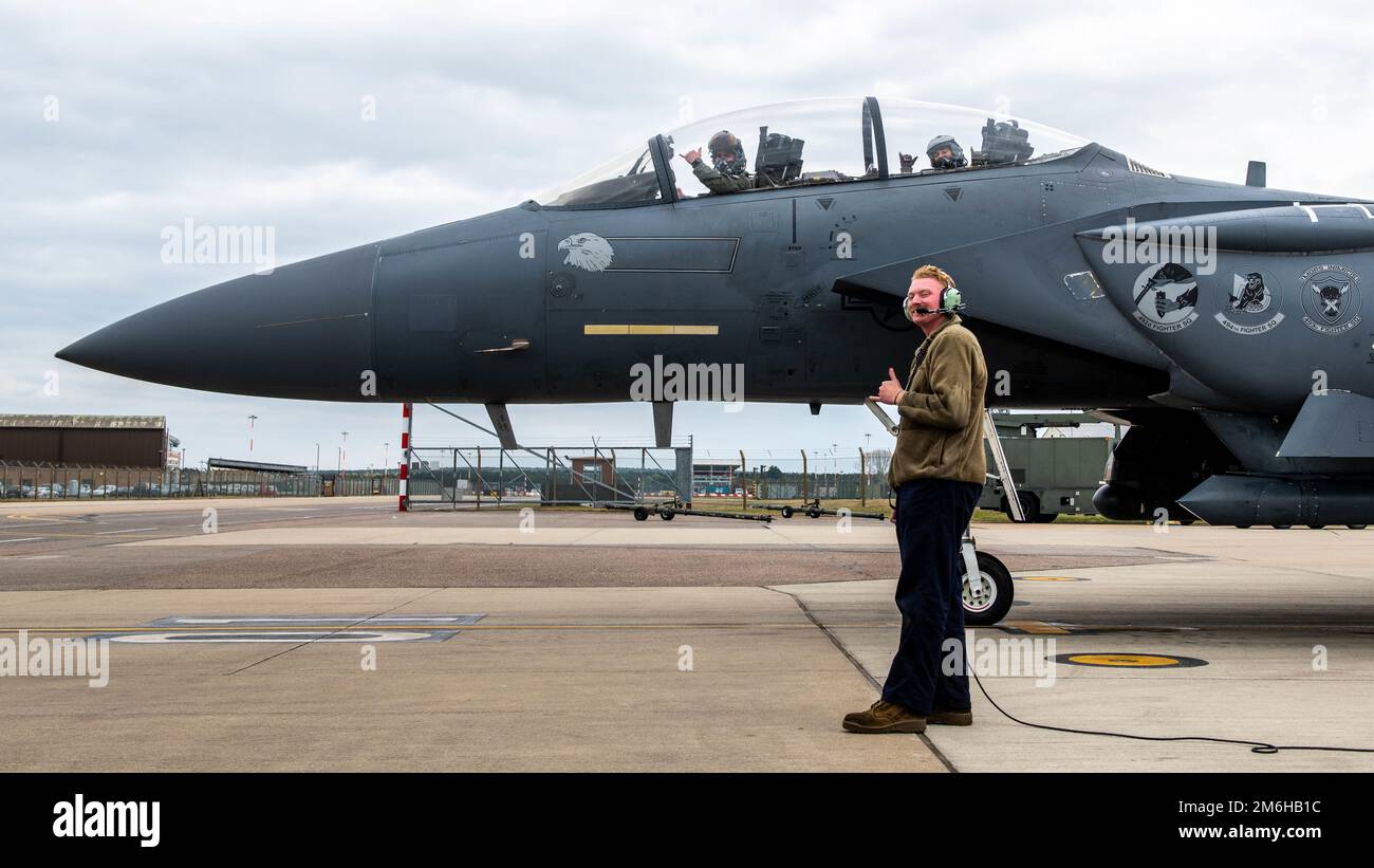 USA Air Force Airmen der 492. Kampfgeschwader zugewiesen, Vorbereitung zum Start während Übungspunkt Blank 22-2 in Royal Air Force Lakenheath, England, 28. April 2022. Übung Point Blank hilft dabei, die Bereitschaft der Kräfte zu erhalten, Gegner abzuschrecken und die kollektive Verteidigung des NATO-Bündnisses sicherzustellen. Stockfoto