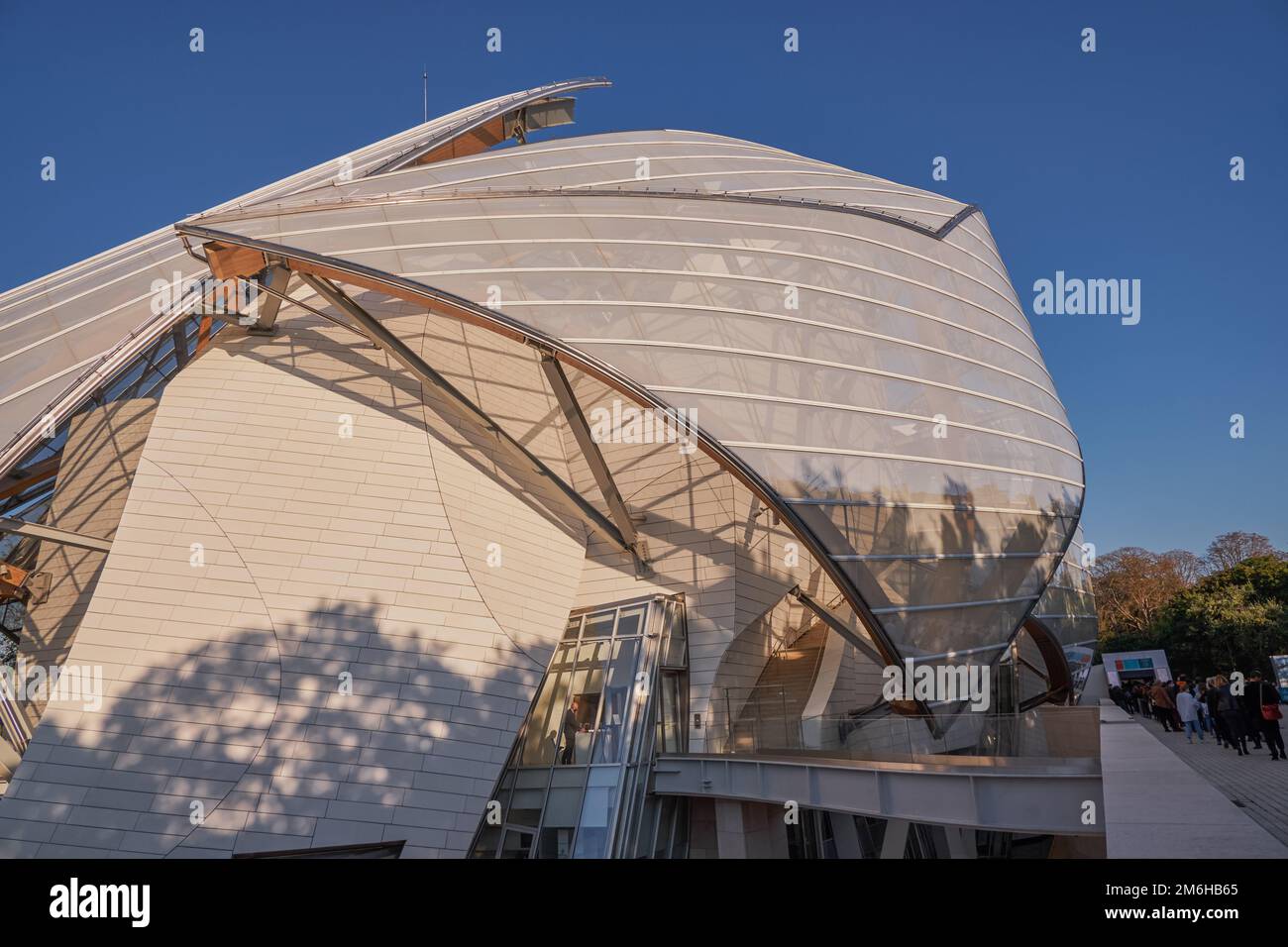 Moderne Architektur der Louis Vuitton Foundation (amerikanischer Architekt Frank Gehry), Kunstmuseum und Kulturzentrum in Paris, Franc Stockfoto