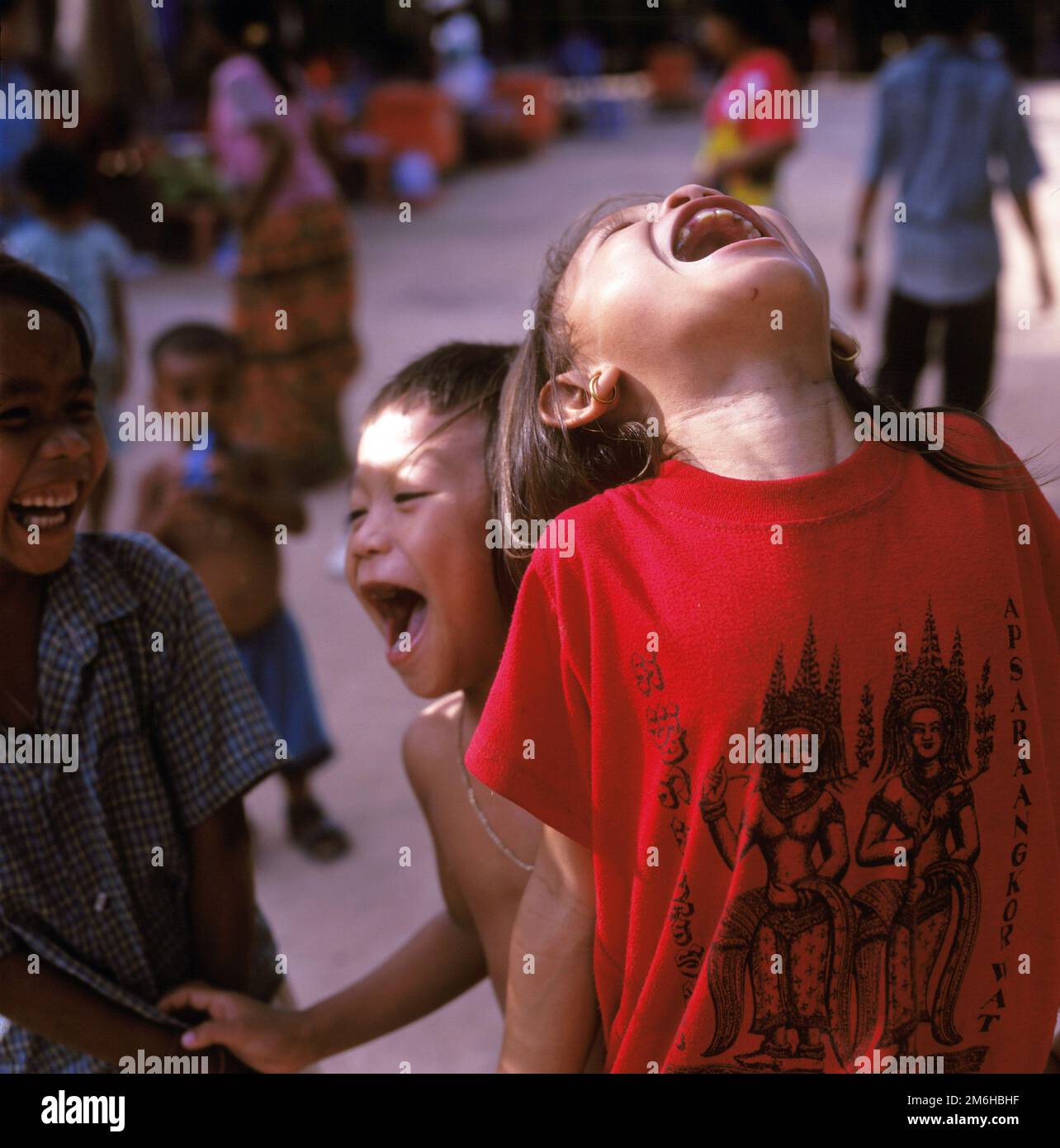 Kinder lachen in der Nähe des Tempels von Tah Prohm in den Tempeln von Angkor. Bildaufnahme 2003. Genaues Datum unbekannt. Stockfoto