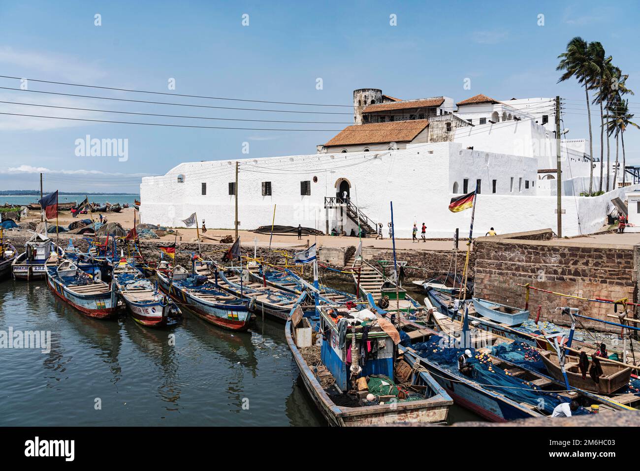 Fischerboote, zurück Elmina Castle, St. George's Castle, Festung, Sklavenschloss, Elmina, Gold Coast, Golf von Guinea, Ghana Stockfoto