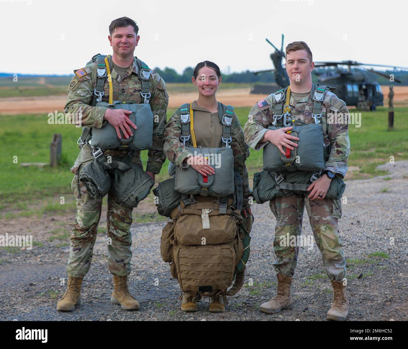 USA Army Paratroopers nehmen am 28. April 2022 an einem Luftsprung von UH-60 Black Hawk Helikoptern in die Sizilien Drop Zone in Fort Bragg, N.C., Teil. Viele Fallschirmjäger, die an dem Sprung teilnehmen, sind Teil des Judge Advocate General’s Corps (JAG) und kommen jedes Jahr zusammen, um den Law Day zu feiern, einen nationalen Tag, der zur Feier der Rechtsstaatlichkeit vorgesehen ist. Stockfoto