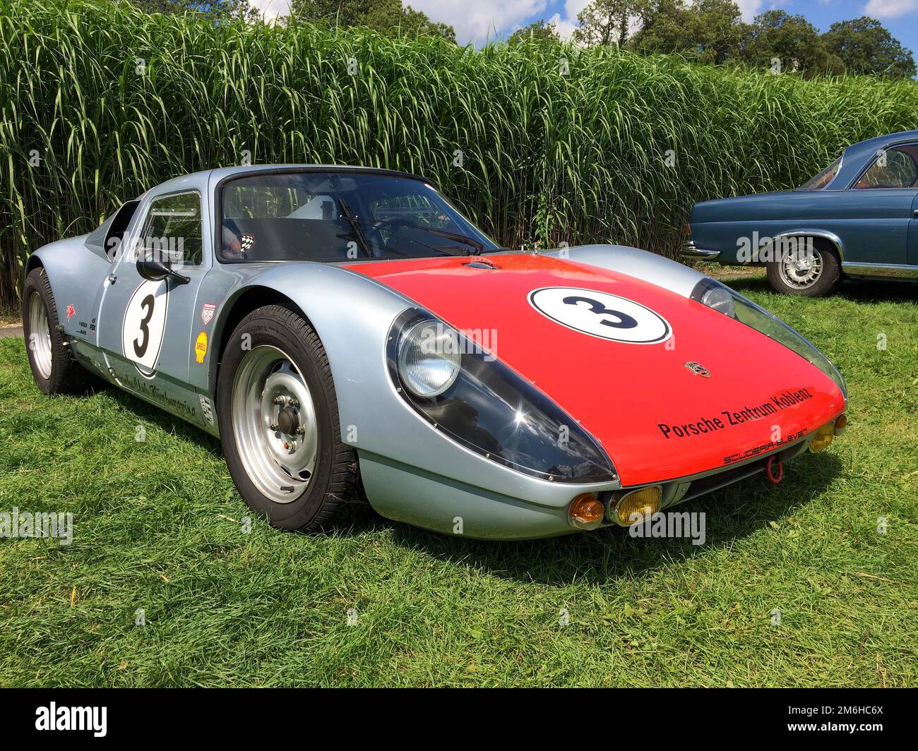 Klassischer historischer Sportwagen Porsche 904 1965 GTS vom 60s. Bis 1963., Classic Days, Schloss Dyck, Nordrhein-Westfalen, Deutschland Stockfoto