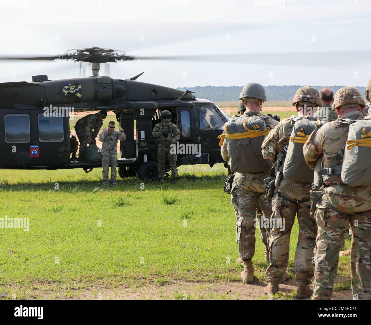 USA Army Paratroopers nehmen am 28. April 2022 an einem Luftsprung von UH-60 Black Hawk Helikoptern in die Sizilien Drop Zone in Fort Bragg, N.C., Teil. Viele Fallschirmjäger, die an dem Sprung teilnehmen, sind Teil des Judge Advocate General’s Corps (JAG) und kommen jedes Jahr zusammen, um den Law Day zu feiern, einen nationalen Tag, der zur Feier der Rechtsstaatlichkeit vorgesehen ist. Stockfoto