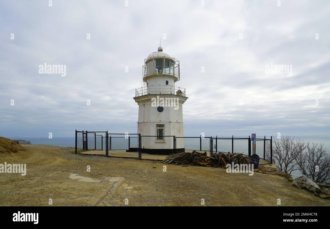 Herbstvormittag und Berglandschaft am Meer Stockfoto