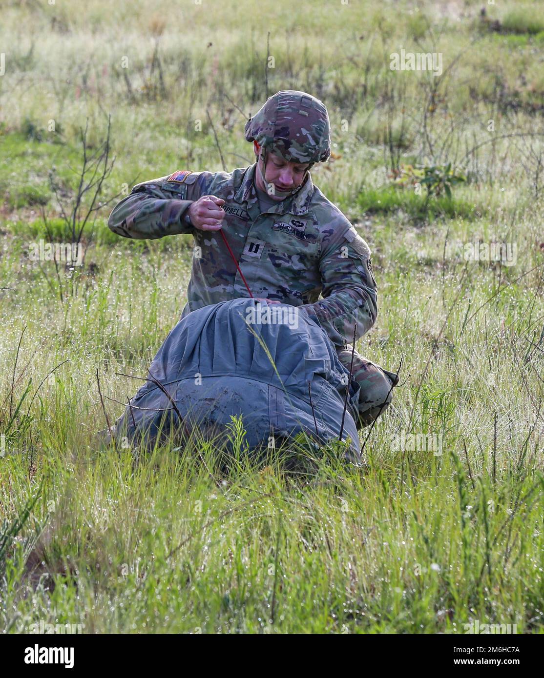 USA Army Paratroopers nehmen am 28. April 2022 an einem Luftsprung von UH-60 Black Hawk Helikoptern in die Sizilien Drop Zone in Fort Bragg, N.C., Teil. Viele Fallschirmjäger, die an dem Sprung teilnehmen, sind Teil des Judge Advocate General’s Corps (JAG) und kommen jedes Jahr zusammen, um den Law Day zu feiern, einen nationalen Tag, der zur Feier der Rechtsstaatlichkeit vorgesehen ist. Stockfoto