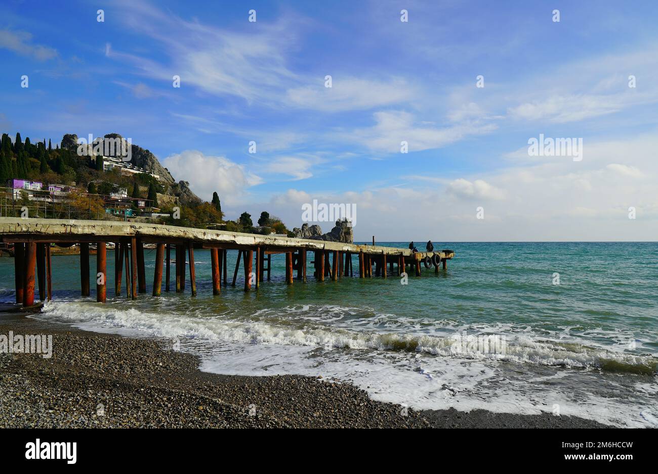 Ein sonniger Herbstmorgen und ein Berg, der ins Meer gleitet Stockfoto