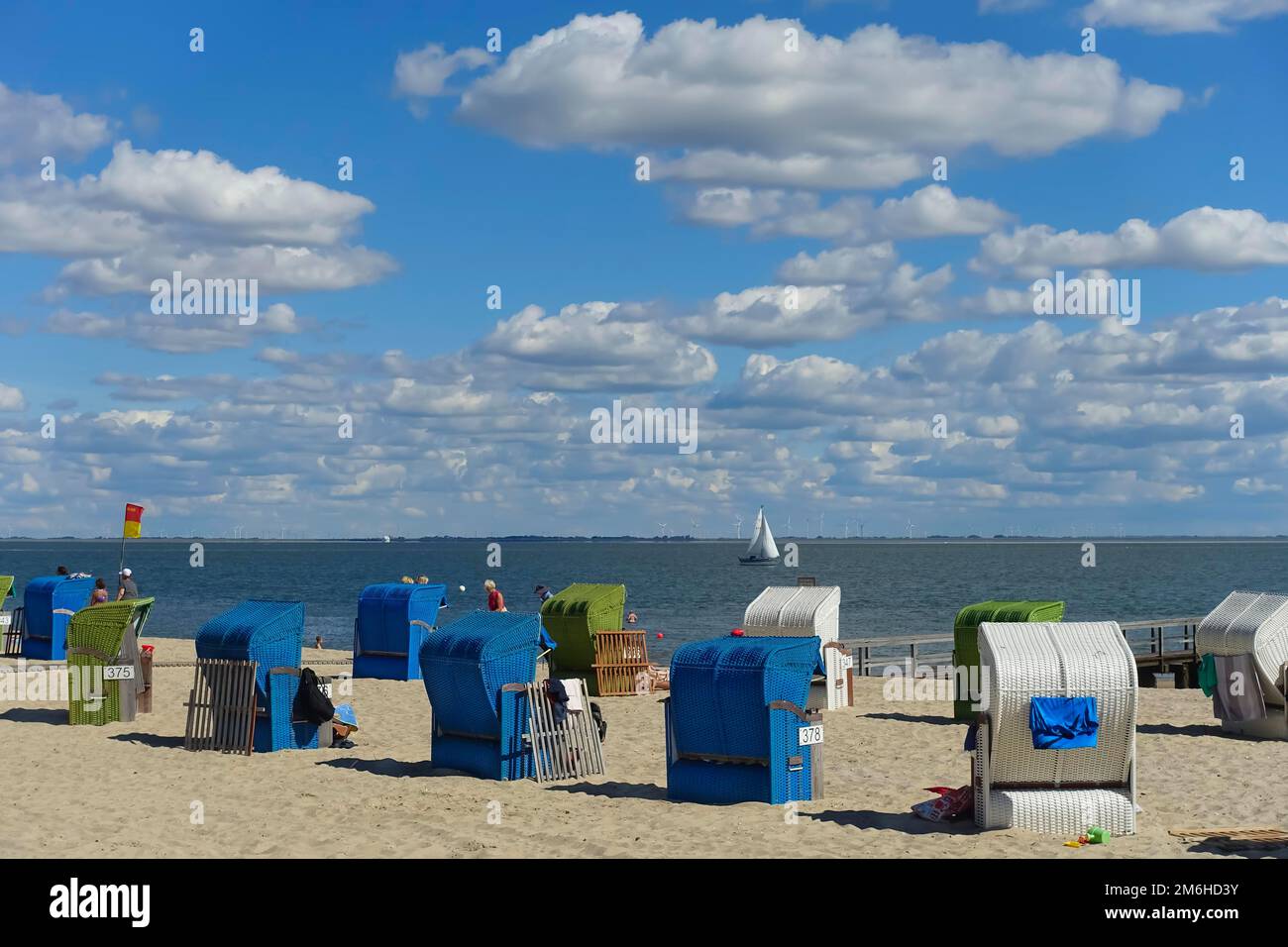 Nordseeinsel, friesische Karibik, Nordsee, Meer, Gewässer, Sandstrand, Liegestühle, Badeort, wolkiger Himmel, Segelboot dahinter, Foehr, Norden Stockfoto