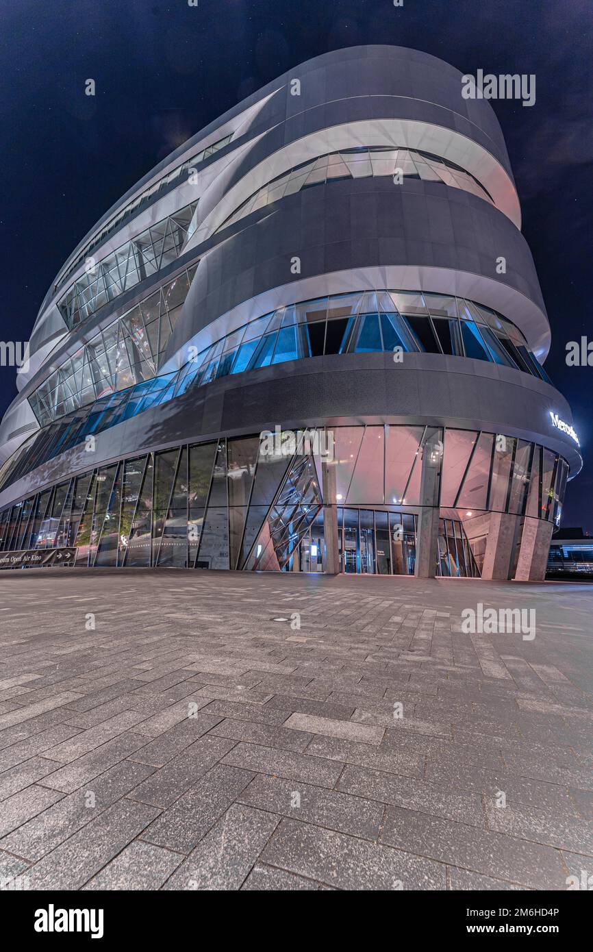 Mercedes-Benz-Museumsgebäude bei Nacht, Stuttgart, Deutschland Stockfoto