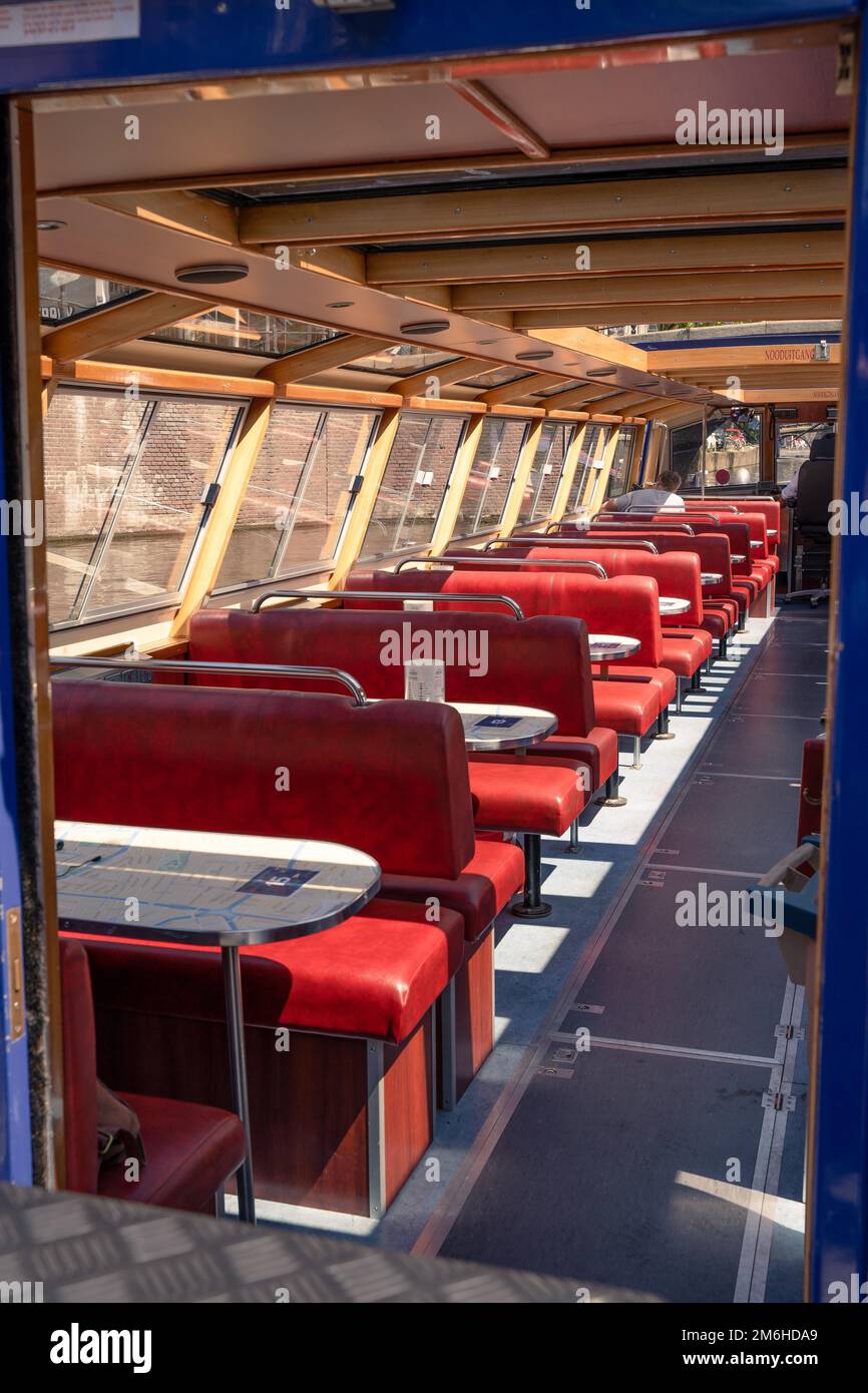 In einem Touristenboot durch die Kanäle, Amsterdam, Niederlande Stockfoto