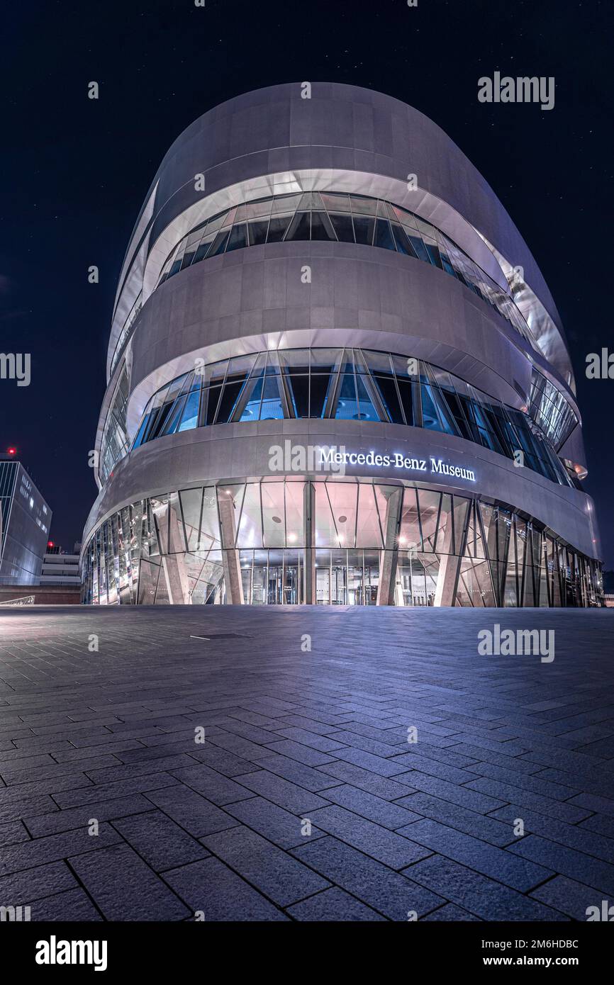 Mercedes-Benz-Museumsgebäude bei Nacht, Stuttgart, Deutschland Stockfoto