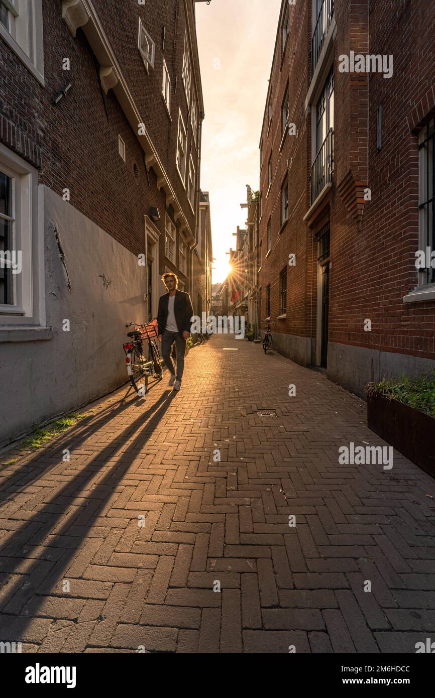 Tiefe Sonne in den Gassen der Großstadt Amsterdam, Niederlande Stockfoto