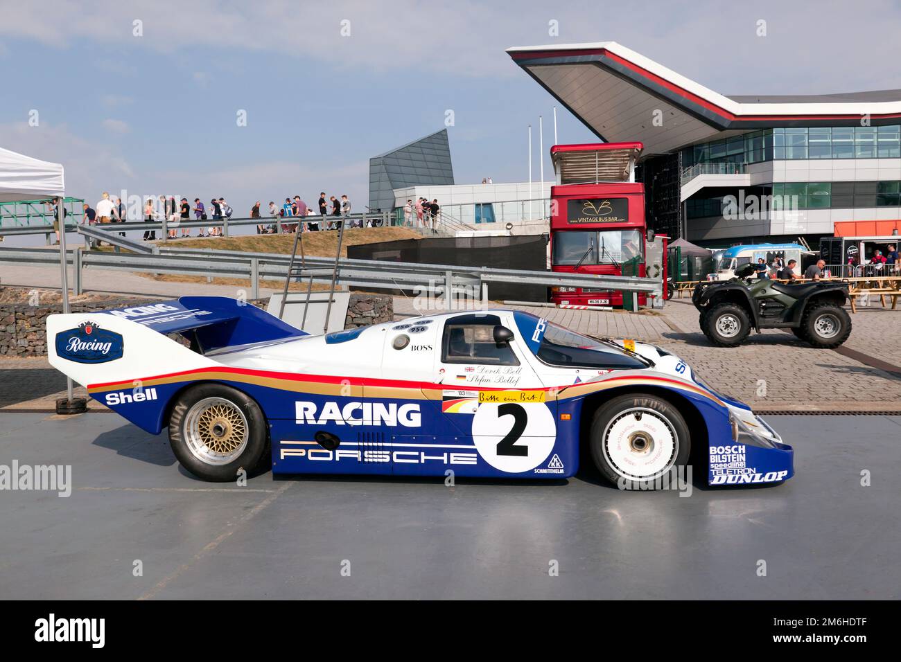 Einer von acht noch existierenden Porsche 956-007 Gruppe C Rennwagen, dieser hier, gefahren von Derek Bell und Stefen Bellof im Silverstone Classic. Stockfoto