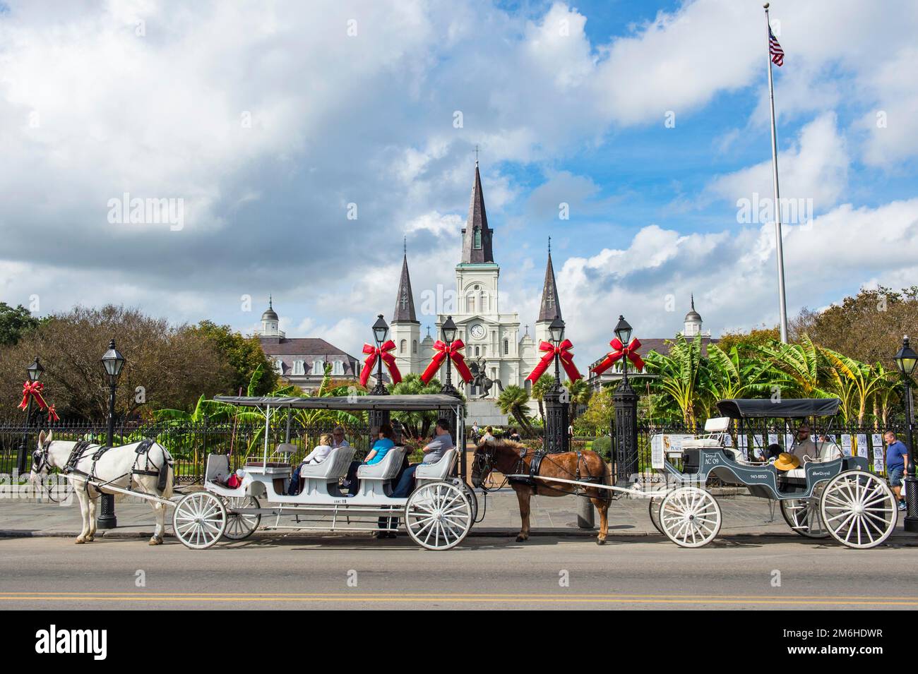 Alte Pferdekutschen vor dem Jackson Square und dem St. Louis Cathedral, French Quarter, New Orleans, Louisiana, USA Stockfoto