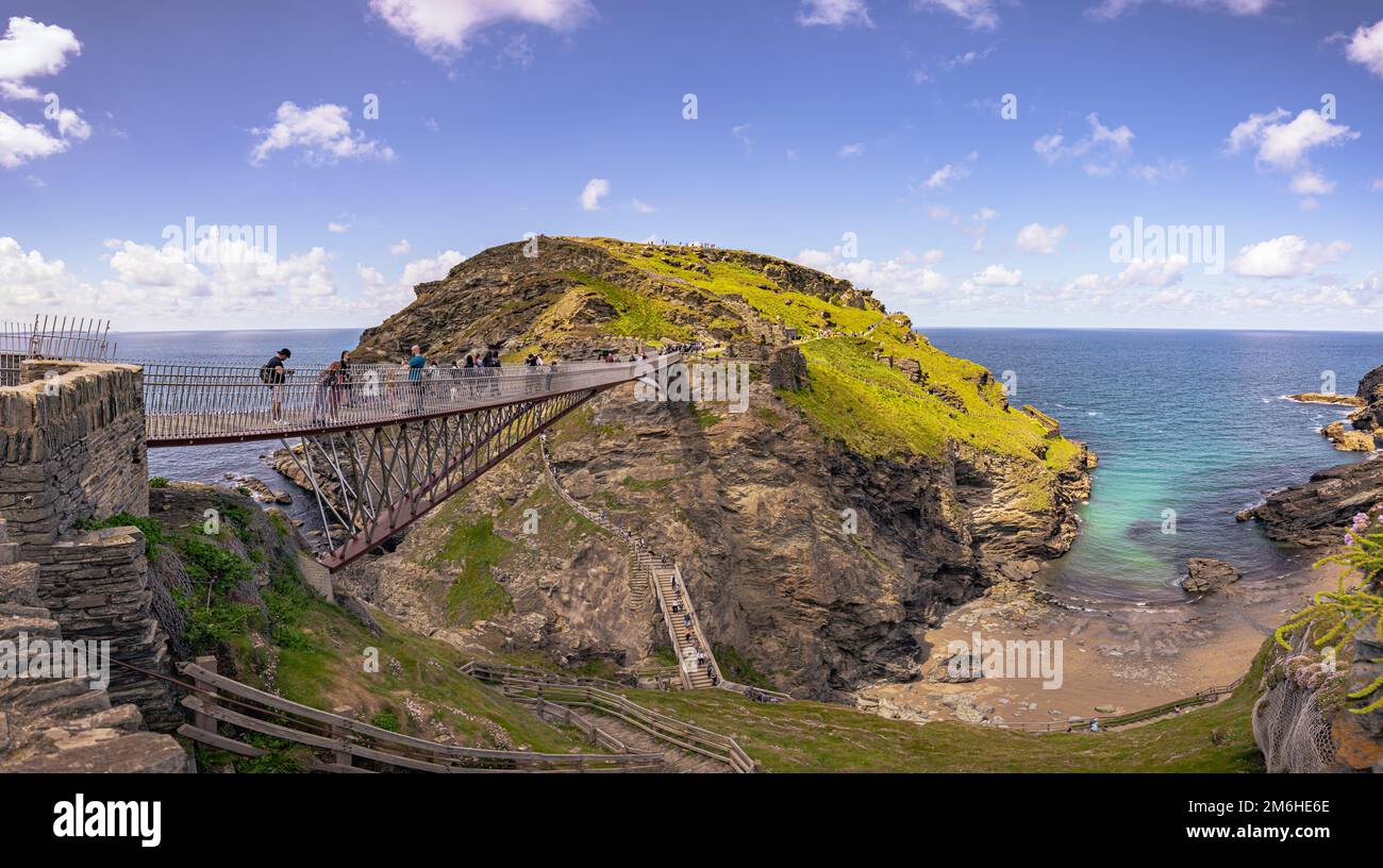 Tintagel - Mai 30 2022: Die legendäre antike Stadt Tintagel in Cornwall, England. Stockfoto