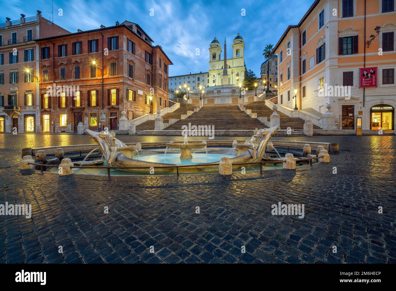 Piazza di Spagna mit Brunnen zur blauen Stunde, Spanische Treppe, Kirche Trinita dei Monti, Rom Stockfoto