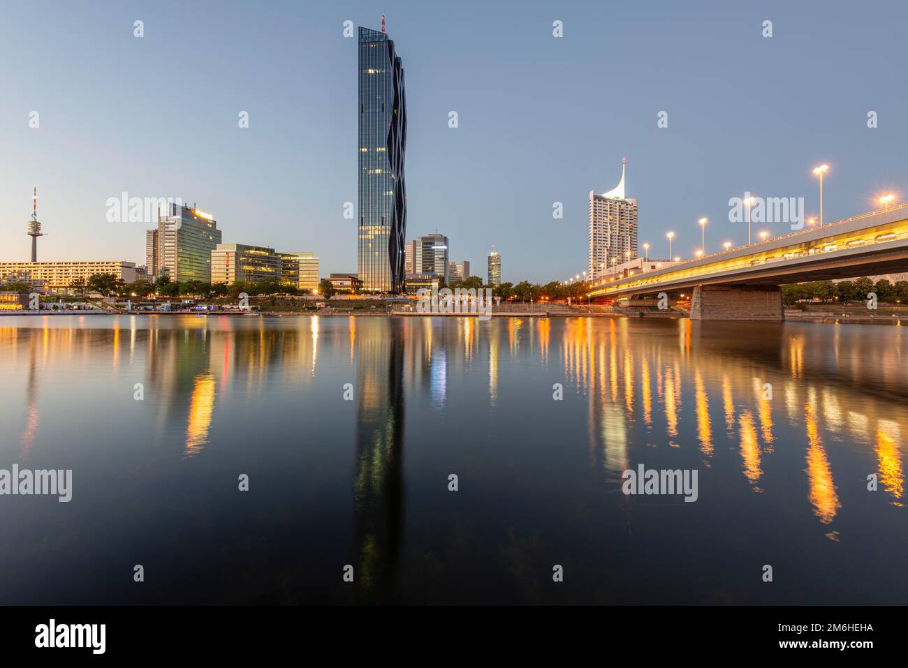 Donaubank mit Copa Beach, Donauturm, DC Towers, Nachtaufnahme, Donaucity, Wien Stockfoto