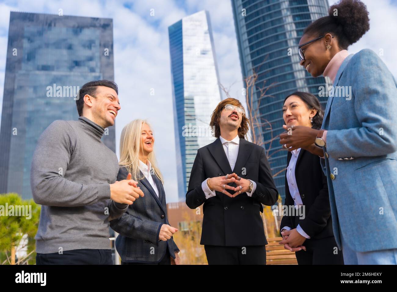 Multiethnische Geschäftsmänner und Geschäftsfrauen mittleren Alters, Gewerbepark, miteinander reden Stockfoto