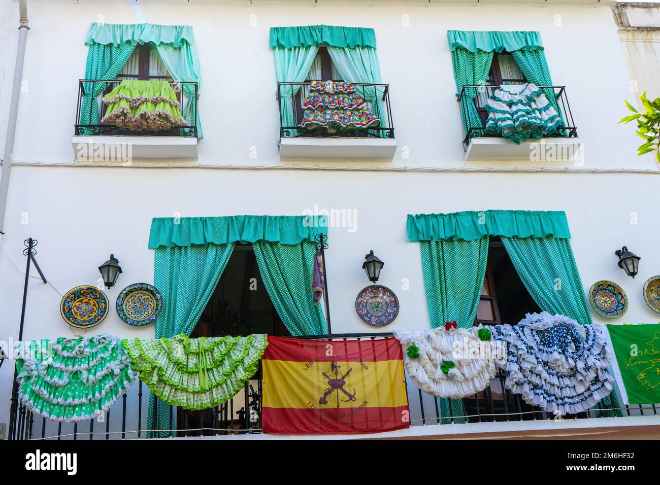 MARBELLA, SPANIEN - 11. SEPTEMBER 2022: Traditionelle Kostüme auf dem Balkon in Marbella, Spanien am 11. September 2022 Stockfoto