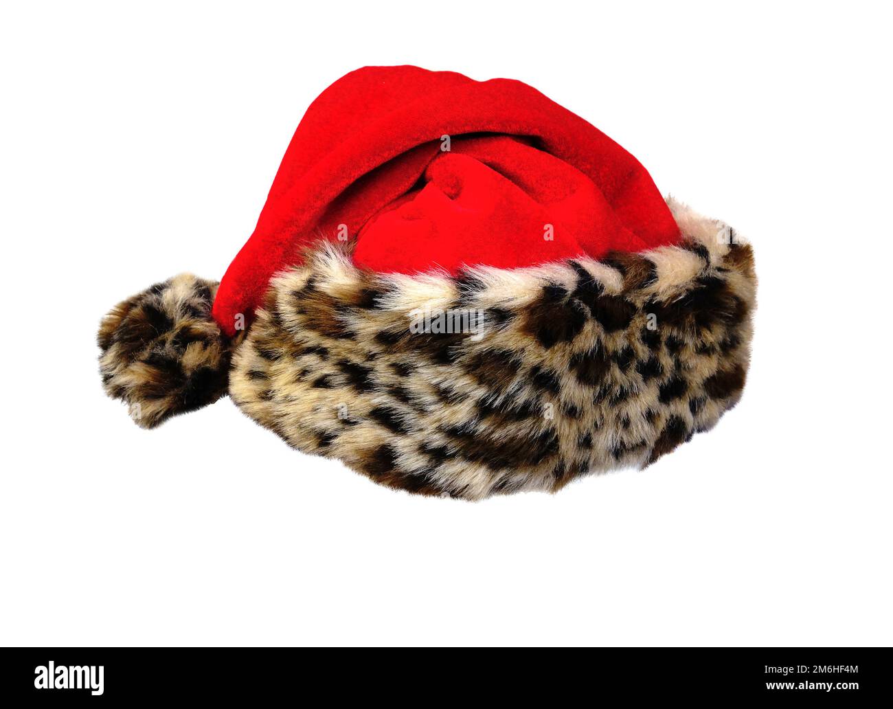Rote weihnachtsmütze mit Tiermuster und Ausschnitt auf Weiß Stockfoto