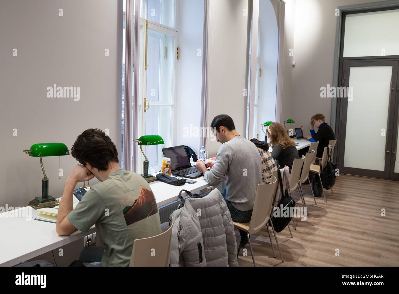 St. Petersburg, Russland - 15. November 2022: Jugend, Studenten studieren im Leseraum der V. V. Mayakovsky Central City Public Library Stockfoto