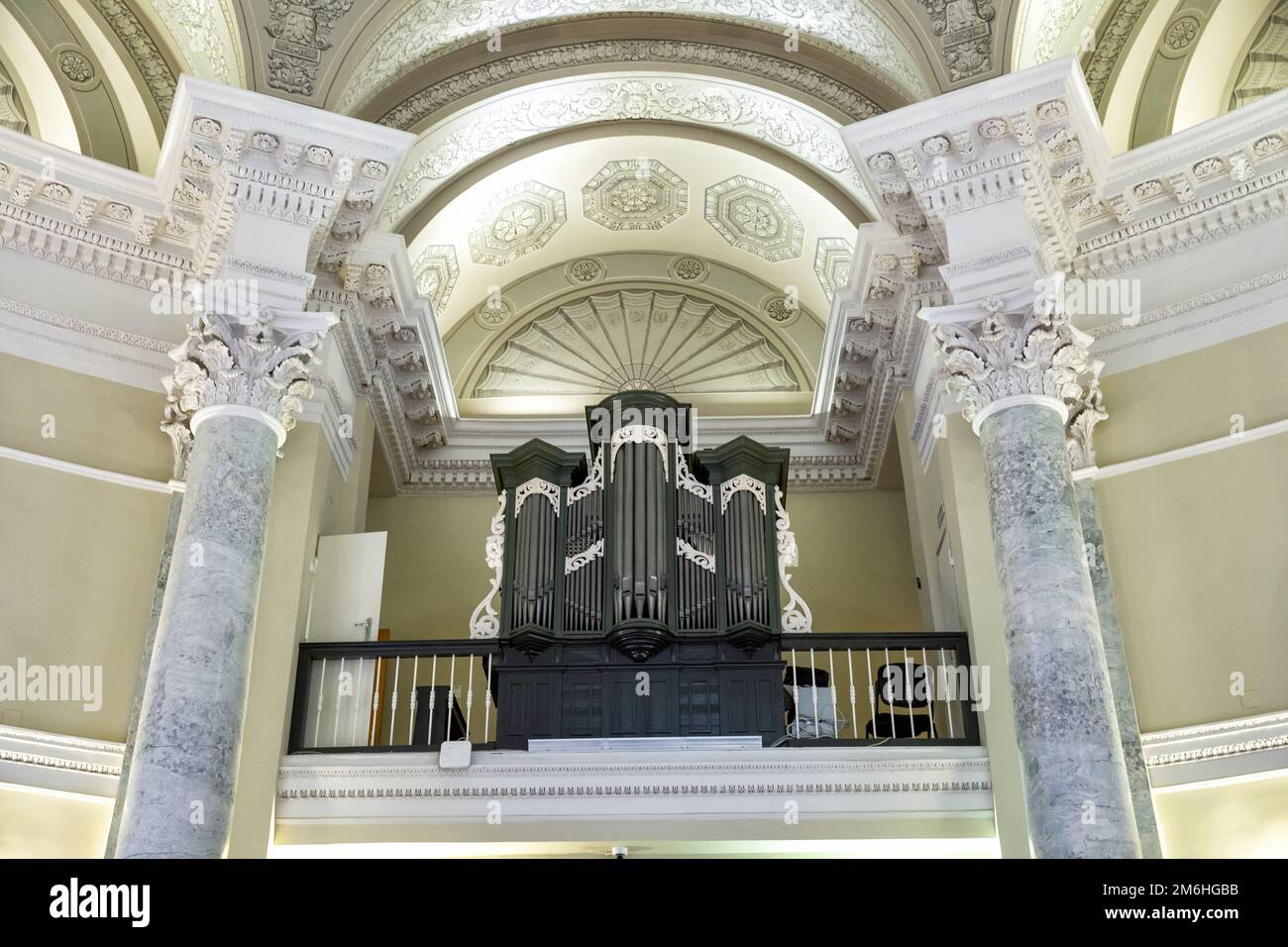 St. Petersburg, Russland - 23. November 2022: Das Innere des Hauses der niederländischen Reformierten Kirche in St. Petersburg. Orgel, Windmusikinstrument Stockfoto