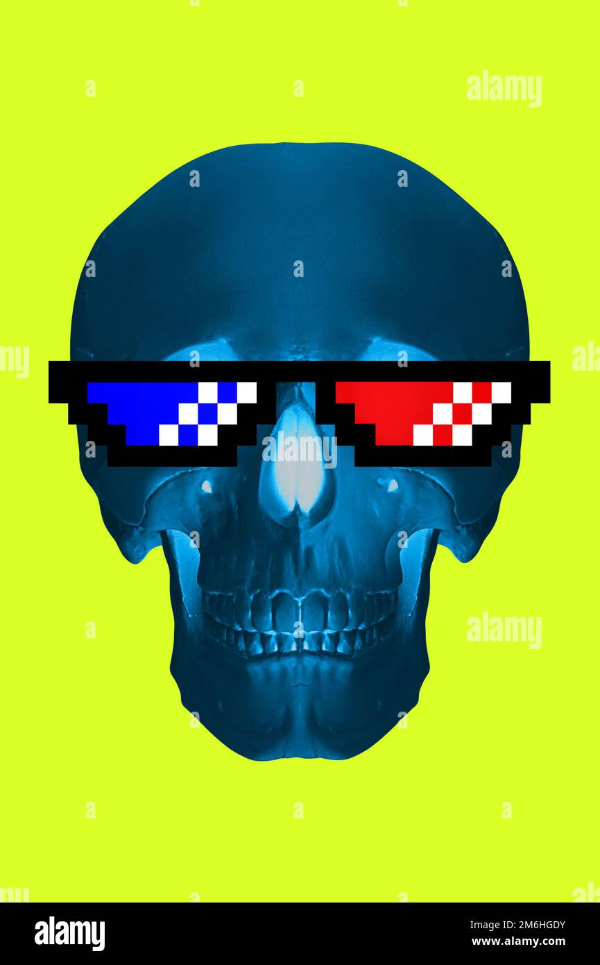 Collage mit Gipskopie des menschlichen Schädels in Pixelgläsern im surrealistischen Stil. Modernes Poster mit männlichem Schädel-Kopf. Zeitgenössisches A Stockfoto