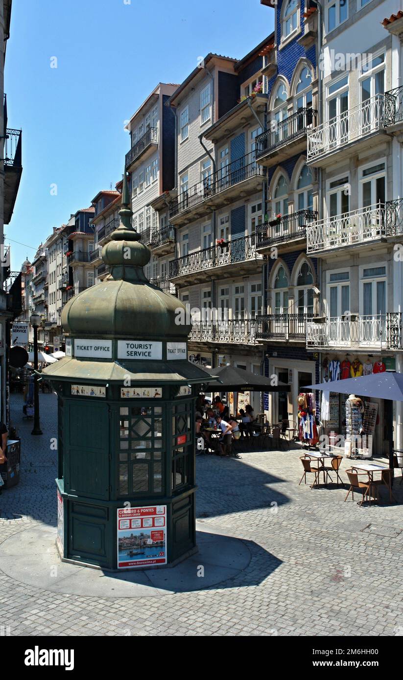 Rua das Flores in der Nähe von Sao Bento in Porto - Portugal Stockfoto