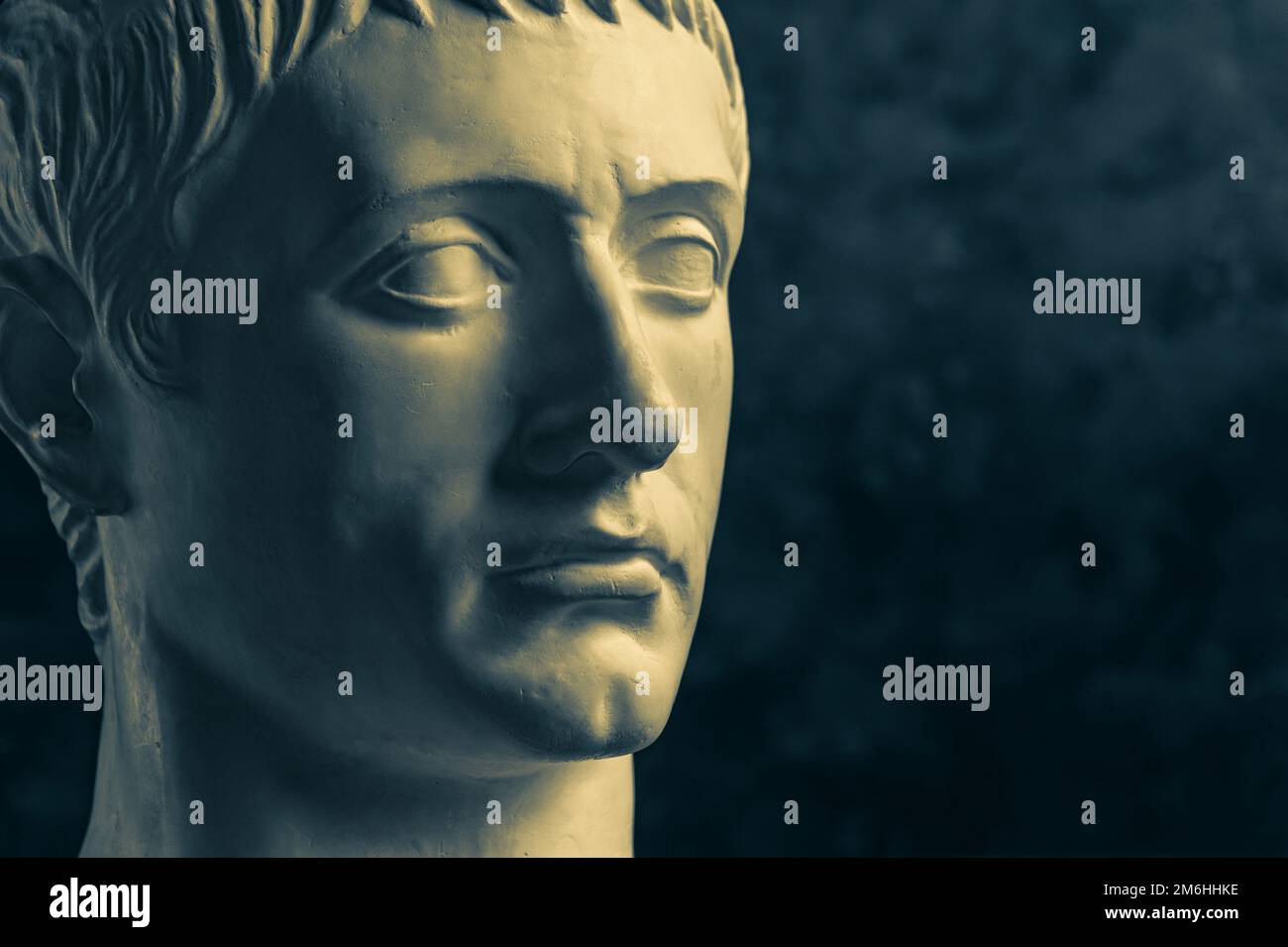 Bronzefarbenes Gipsexemplar der antiken Statue von Germanicus Julius Caesar Kopf für Künstler auf dunklem strukturiertem Hintergrund. Renaissance Stockfoto