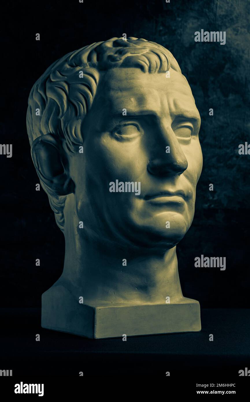 Bronzefarbenes Gipsexemplar der antiken Statue von Guy Julius Caesar Octavian Augustus für Künstler auf dunklem, strukturiertem Hintergrund. Stockfoto