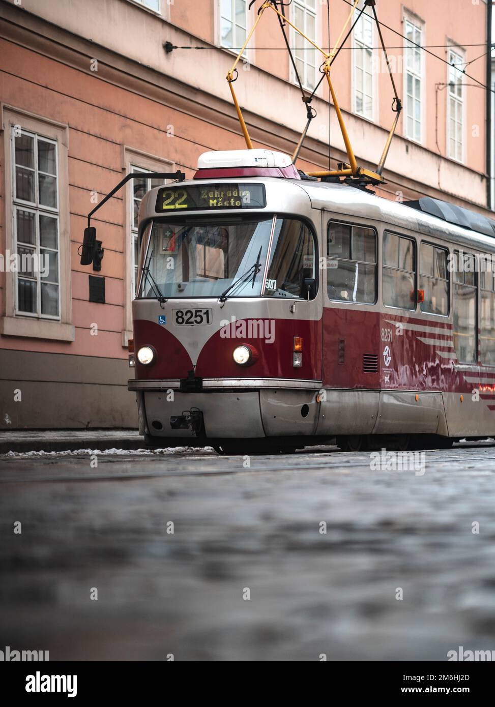 Straßenbahn, öffentlicher Nahverkehr in Prag im Winter, Tschechische republik. Stockfoto