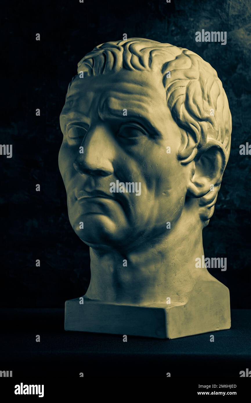 Bronzefarbenes Gipsexemplar der antiken Statue von Guy Julius Caesar Octavian Augustus für Künstler auf dunklem, strukturiertem Hintergrund. Stockfoto