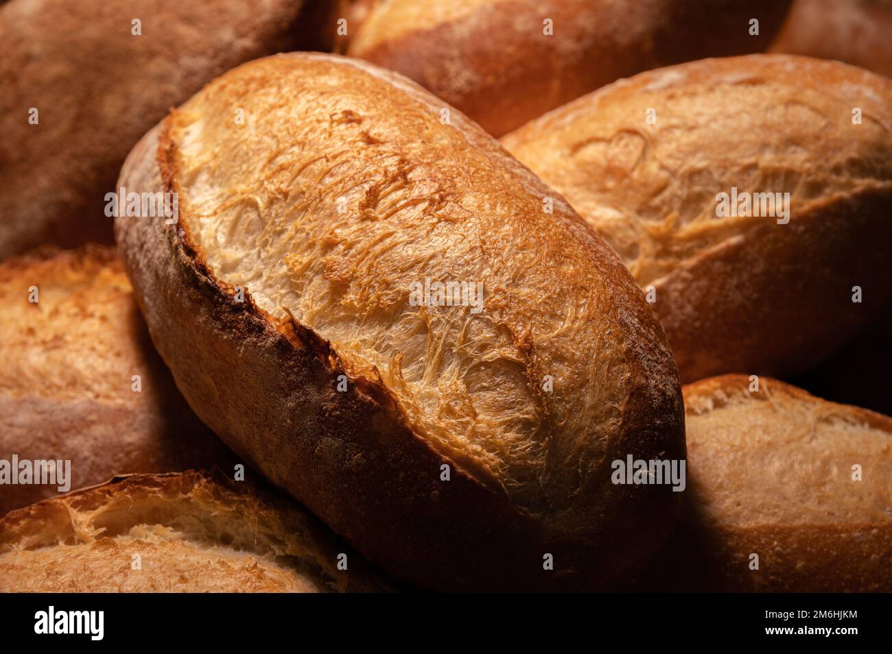 Frisches, heißes Brot nach dem Backen im Ofen. Gesunde und leckere Speisen aus der Nähe Stockfoto