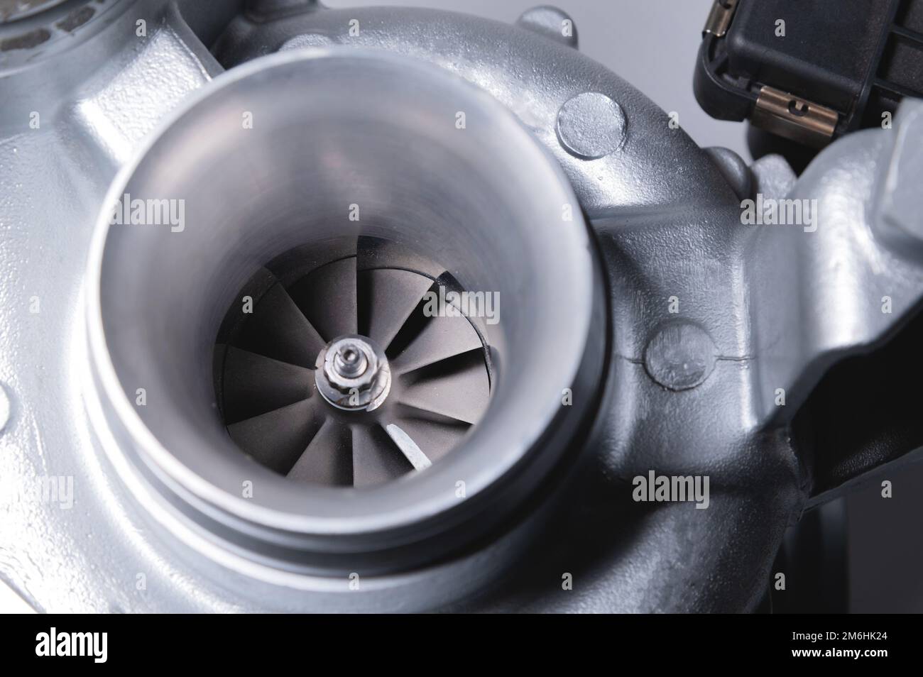 Neuer Turbolader aus Metall. Abgasgebläse. Teile Hintergrund Stockfoto