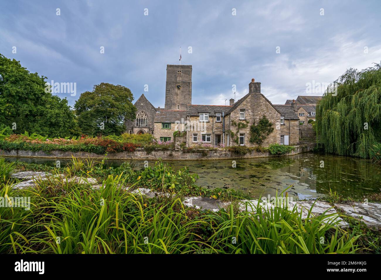 Die alte Mühle Teich mit der Kirche St. Mary in den Hintergrund in Swanage, Dorset, Großbritannien Stockfoto