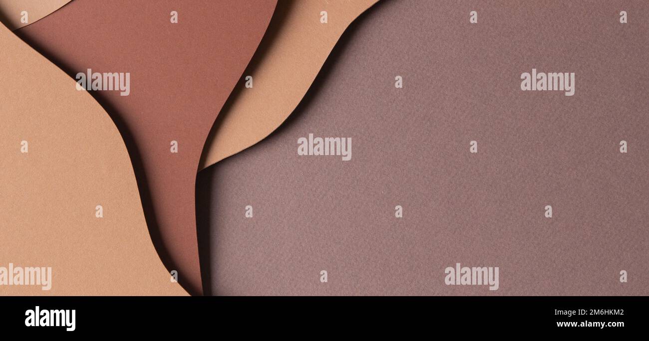 Abstrakt farbigen Papier Textur Hintergrund. Minimalistischer Papierschnitt mit Schichten von geometrischen Formen und Linien in Beige- und Brauntönen Stockfoto