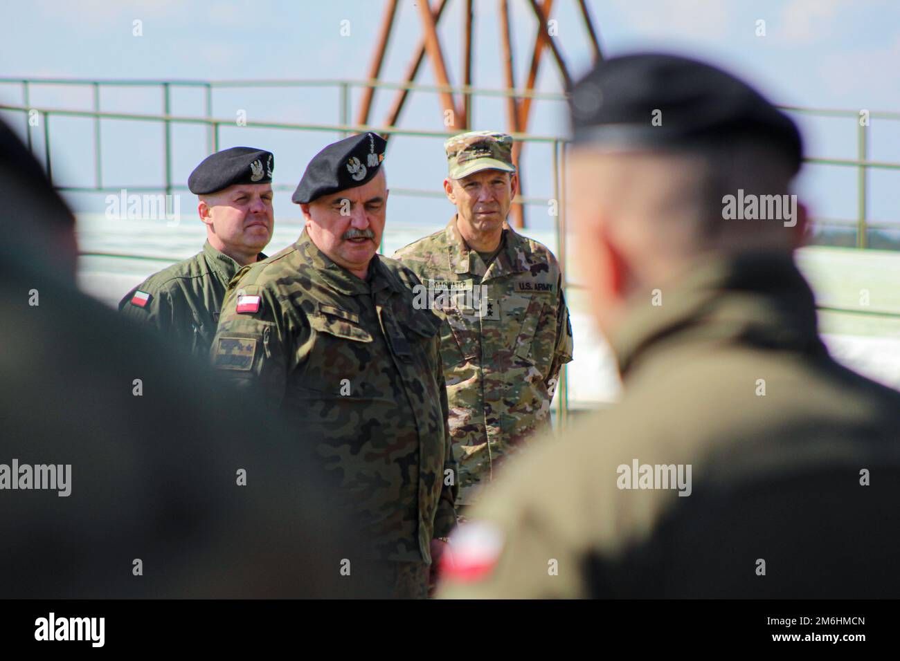 Jaroslaw Mika, Generalbefehlshaber der Streitkräfte Polens, spricht während des Abrams-Operationsgipfels in Bucierz Range, Drawsko Pomorskie, Polen, am 28. April 2022 vor einer kombinierten Übung zum Waffenstillstand. Stockfoto