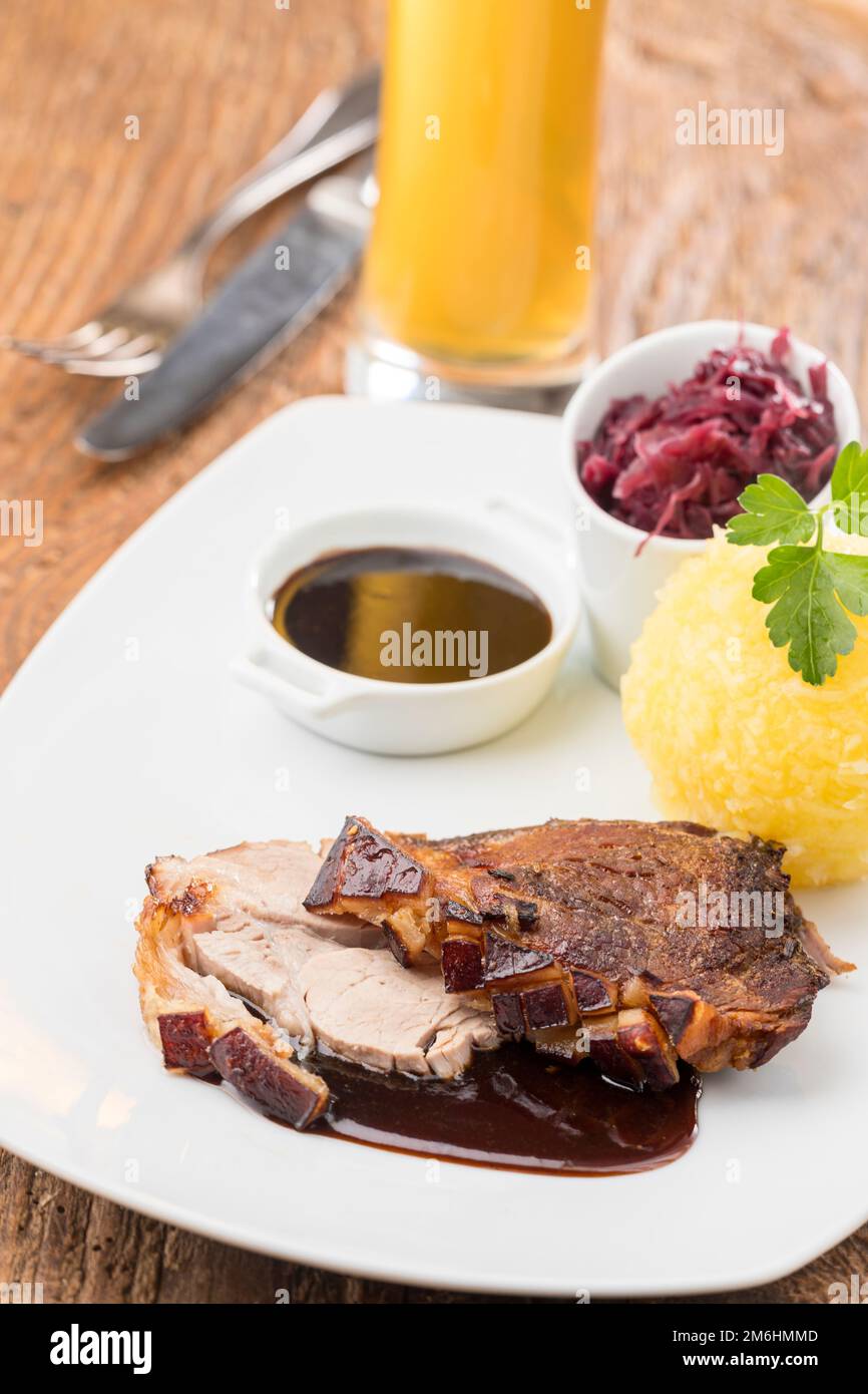 Bayerischer schweinebraten mit kartoffelkna del -Fotos und ...