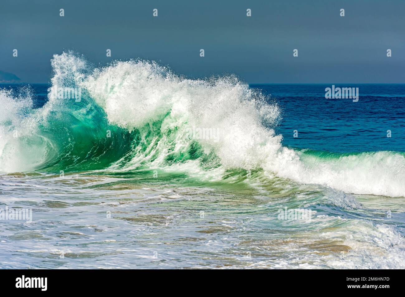 Starke, wunderschöne Welle mit lebendigen Farben, die am Strand von Ipanema brechen Stockfoto