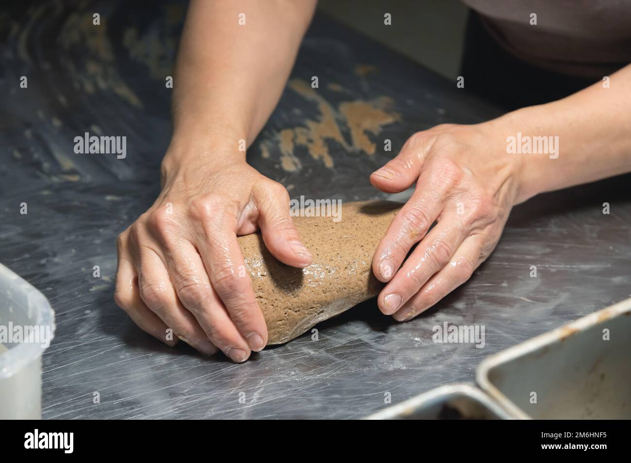 Bäcker aus der Nähe, Brotbacken, weibliche Hände, Teig kneten, kochen Stockfoto