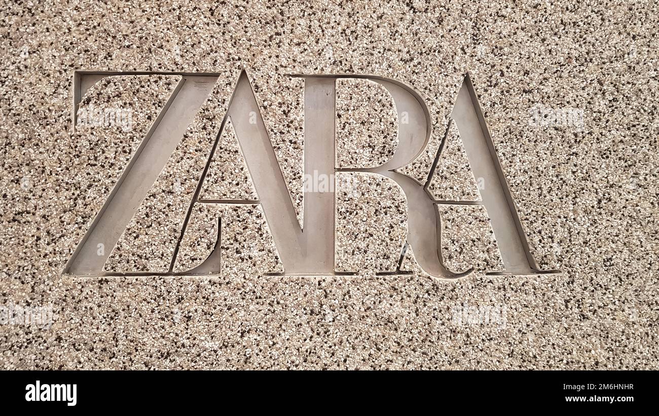 Neues Logo für eine Modemarke in einem Einkaufszentrum. Zara-Laden. Spanischer Händler für Bekleidung und Accessoires. Flaggschiff-Kette von Stor Stockfoto