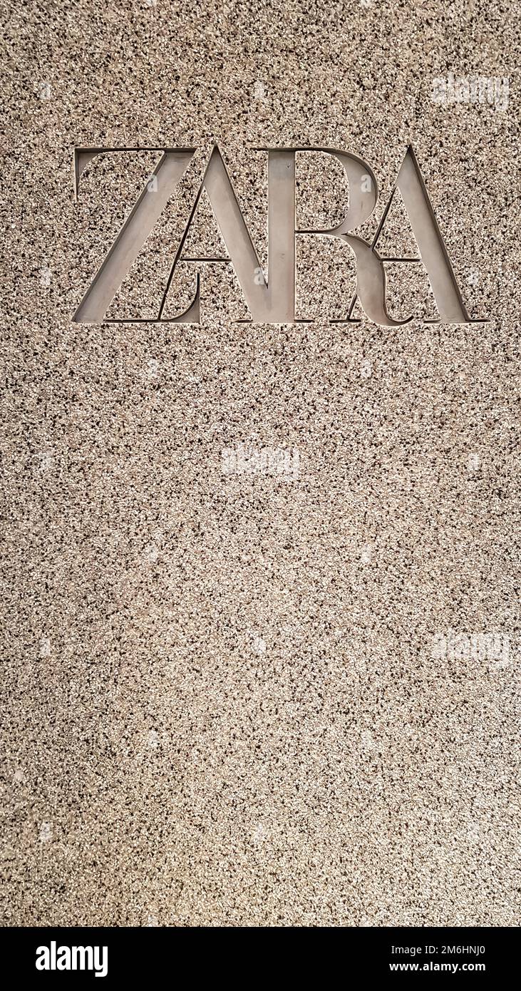 Neues Logo für eine Modemarke in einem Einkaufszentrum. Zara-Laden. Spanischer Händler für Bekleidung und Accessoires. Vertikalfotografie A Stockfoto
