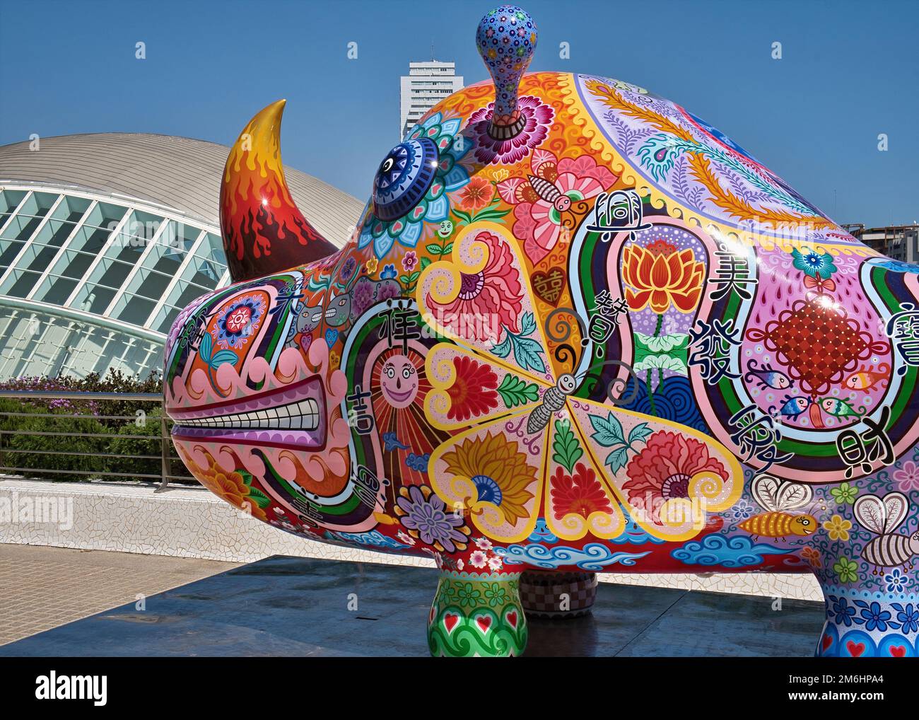 Farbenfrohe moderne Kunst im Ciudad de les Arts in Valencia - Spanien Stockfoto