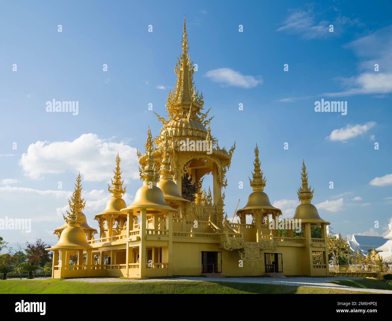 Goldener oder buddhistischer Tempel. Buddhistischer Tempel im Inneren
