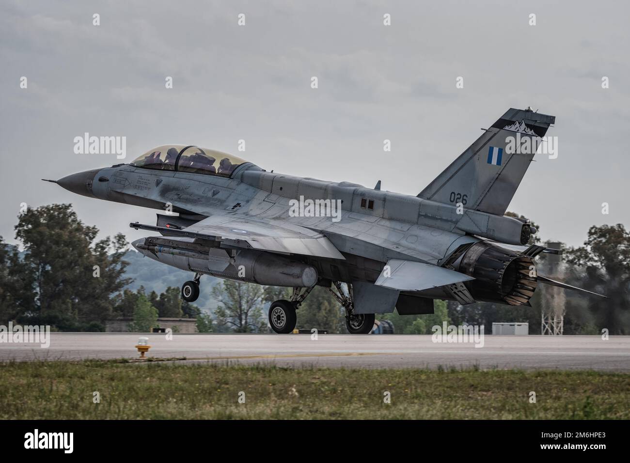 Griechische Luftwaffe F16D landet auf Araxos-Stützpunkt Stockfoto