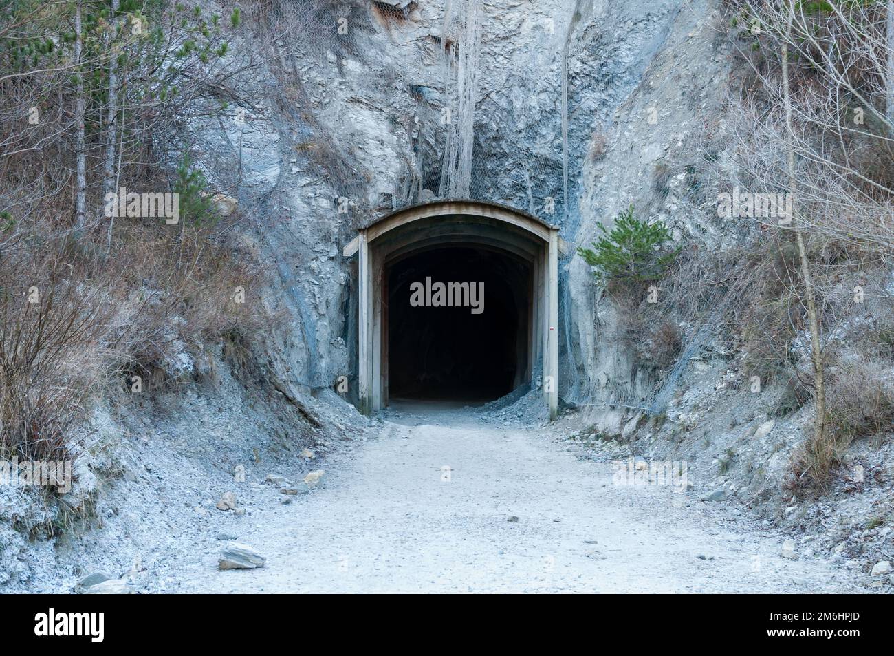 Alter Tunnel in einer Eisenbahn, derzeit eine Wanderstrecke, Bagà, Katalonien, Spanien Stockfoto