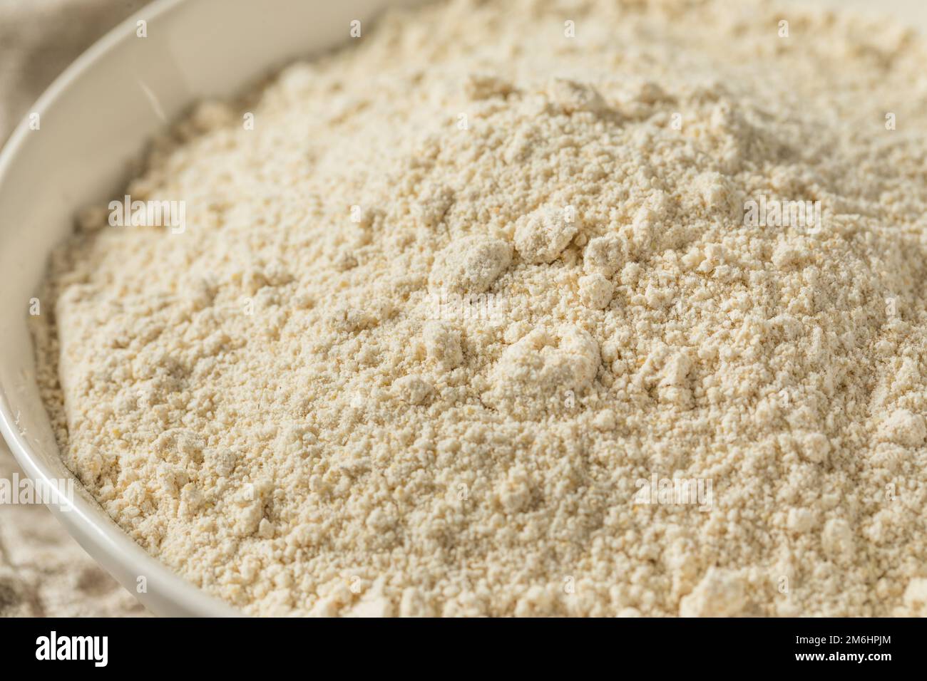 Rohes organisches weißes Hafermehl in einer Schüssel Stockfoto