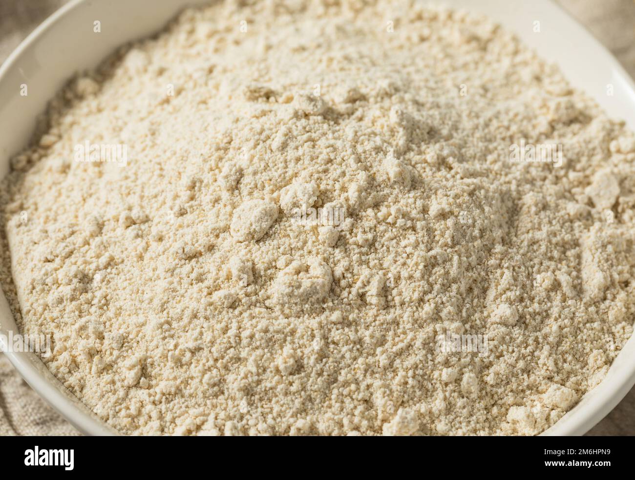 Rohes organisches weißes Hafermehl in einer Schüssel Stockfoto