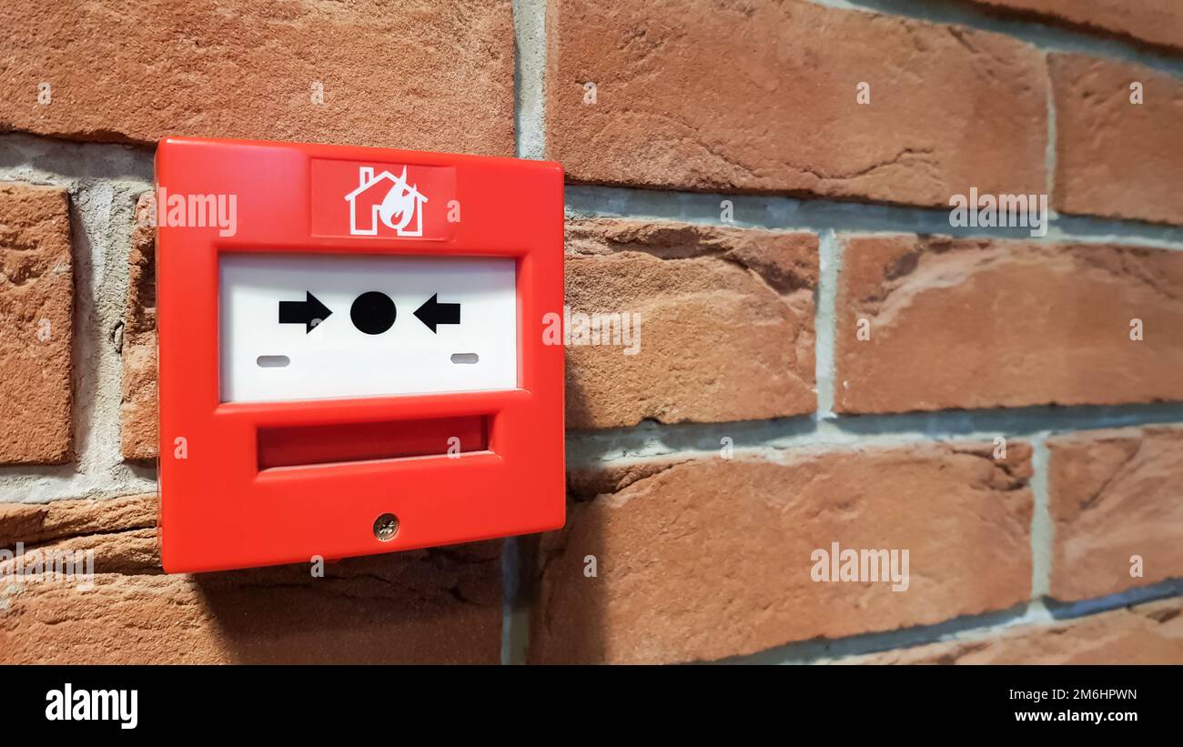 An der Wand des Gebäudes installierter Kasten für die Brandmeldeanlage Stockfoto