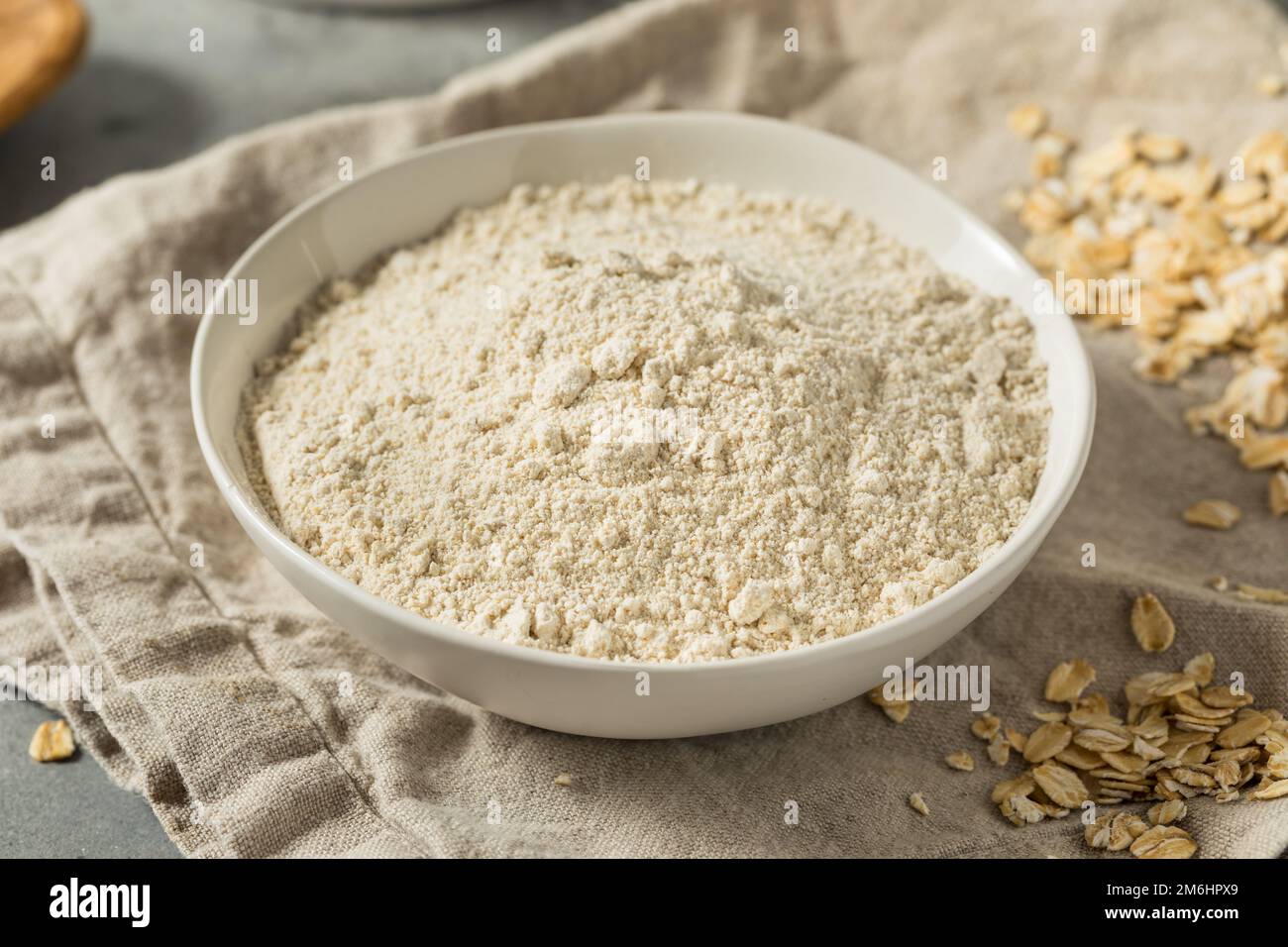 Rohes organisches weißes Hafermehl in einer Schüssel Stockfoto